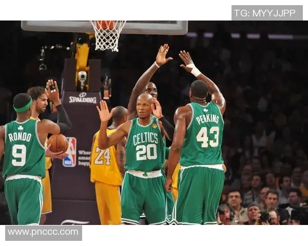 湖人与凯尔特人经典对决再度上演 激烈对抗引发球迷热议